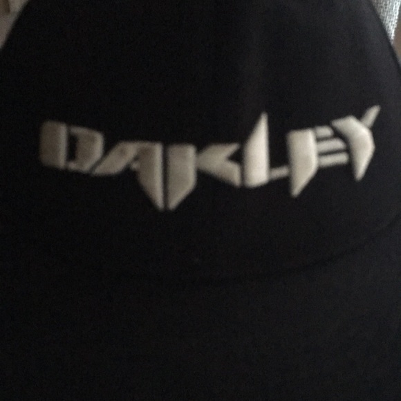 Oakley 210 Black Fitted Hat. 7 1/4-7 5/8 - Picture 1 of 4